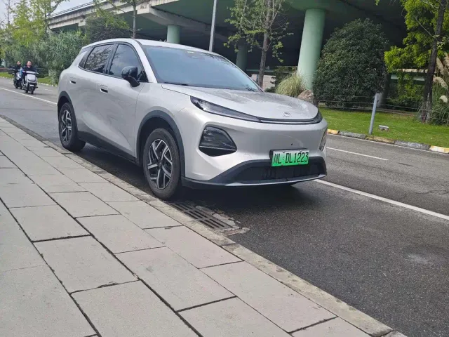 Changan Qiyuan Q05 — Фото автомобиля 3
