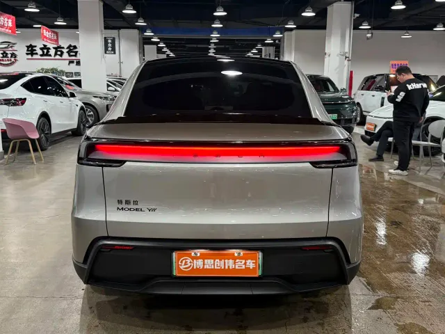 Tesla Model Y L — Фото автомобиля 8