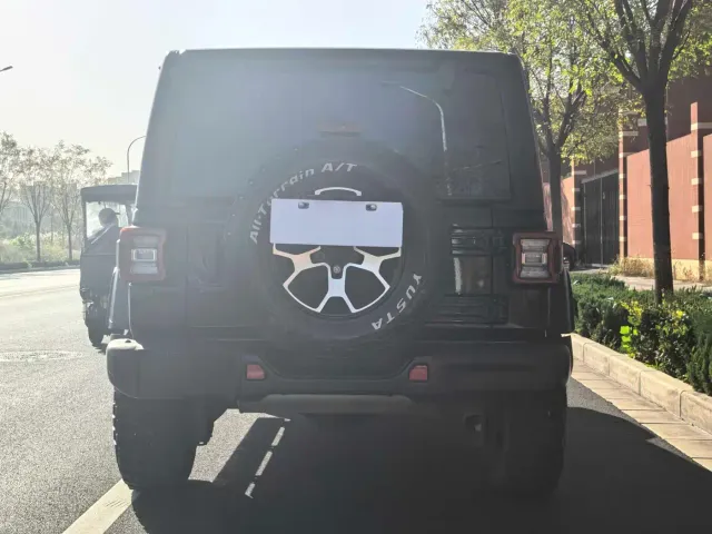 Jeep Wrangler — Фото автомобиля 16
