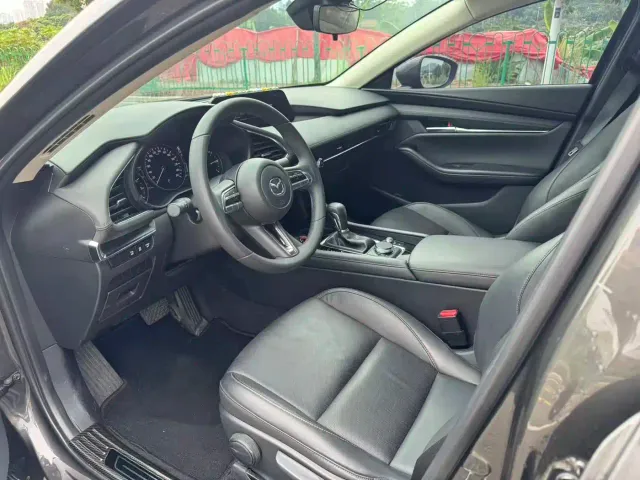 Mazda Axela — Фото автомобиля 4