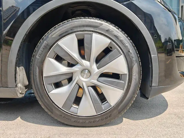 Tesla Model Y — Фото автомобиля 10