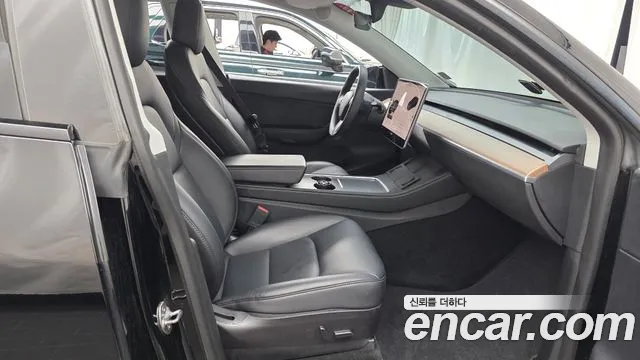 Tesla Model Y — Фото автомобиля 11