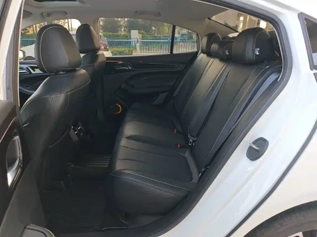 Roewe i5 — Фото автомобиля 16