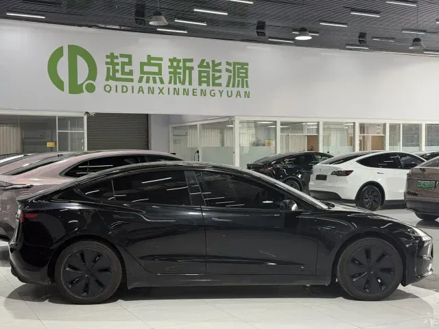 Tesla Model 3 — Фото автомобиля 2