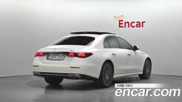 Mercedes-Benz E-Class — Фото автомобиля 2