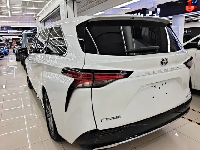 Toyota Sienna — Фото автомобиля 4