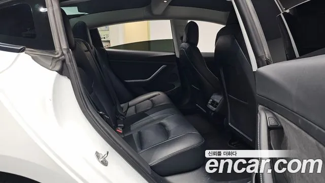 Tesla Model 3 — Фото автомобиля 10