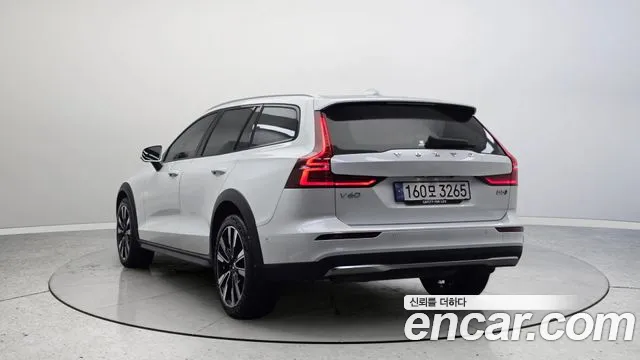 Вольво V60 V60 Cross Country 2 поколение B5 Ultimate AWD — Фото автомобиля 4