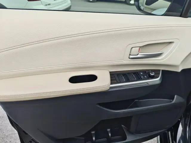 Toyota Sienna — Фото автомобиля 6