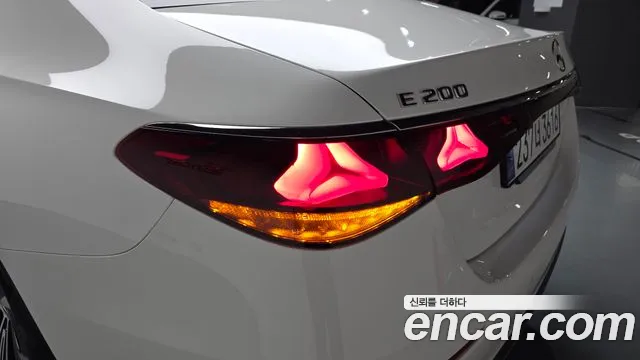 Mercedes-Benz E-Class — Фото автомобиля 21