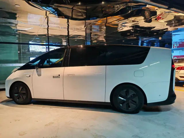 Li Auto MEGA — Фото автомобиля 7