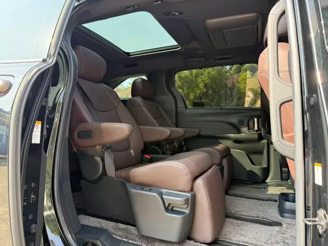 Toyota Sienna — Фото автомобиля 19