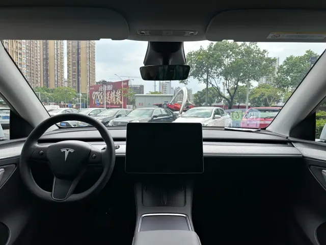 Tesla Model Y — Фото автомобиля 14