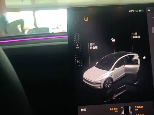 Tesla Model Y L — Фото автомобиля 13