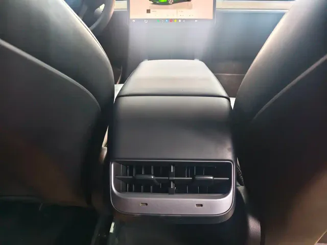 Tesla Model Y — Фото автомобиля 7