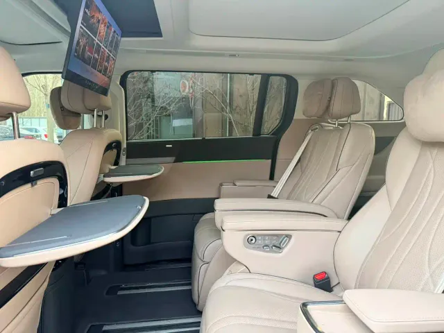 Xpeng X9 — Фото автомобиля 7