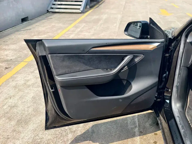 Tesla Model Y — Фото автомобиля 10