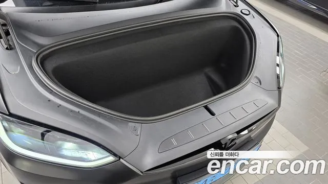 Tesla Model X — Фото автомобиля 9