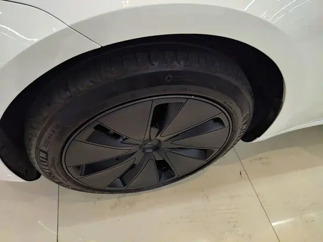 Tesla Model 3 — Фото автомобиля 22