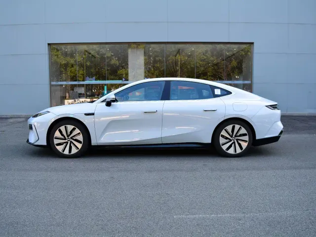 Geely Galaxy E8 — Фото автомобиля 4