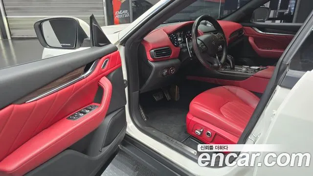 Maserati Levante — Фото автомобиля 10