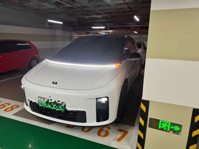 Фотография автомобиля — Li Auto i6