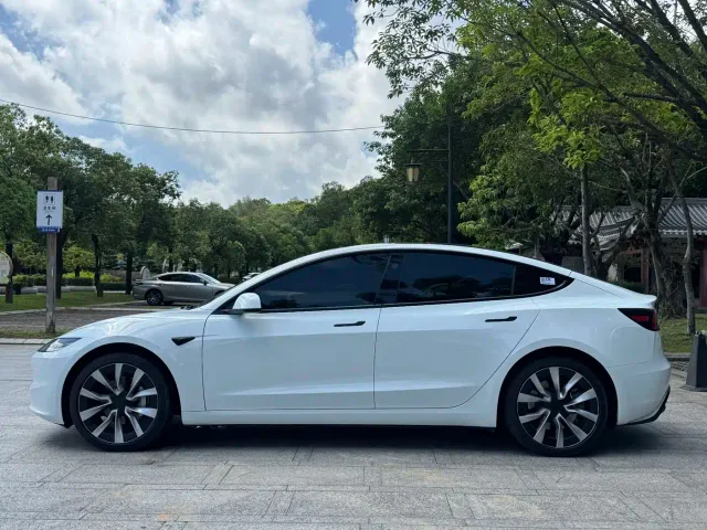 Tesla Model 3 — Фото автомобиля 2