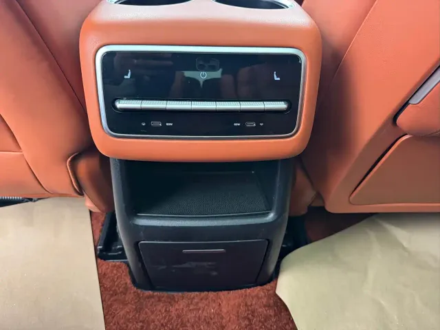 Li Auto L8 — Фото автомобиля 14