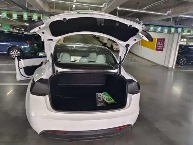 Tesla Model 3 — Фото автомобиля 22