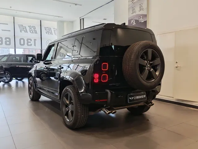 Land Rover Defender — Фото автомобиля 21