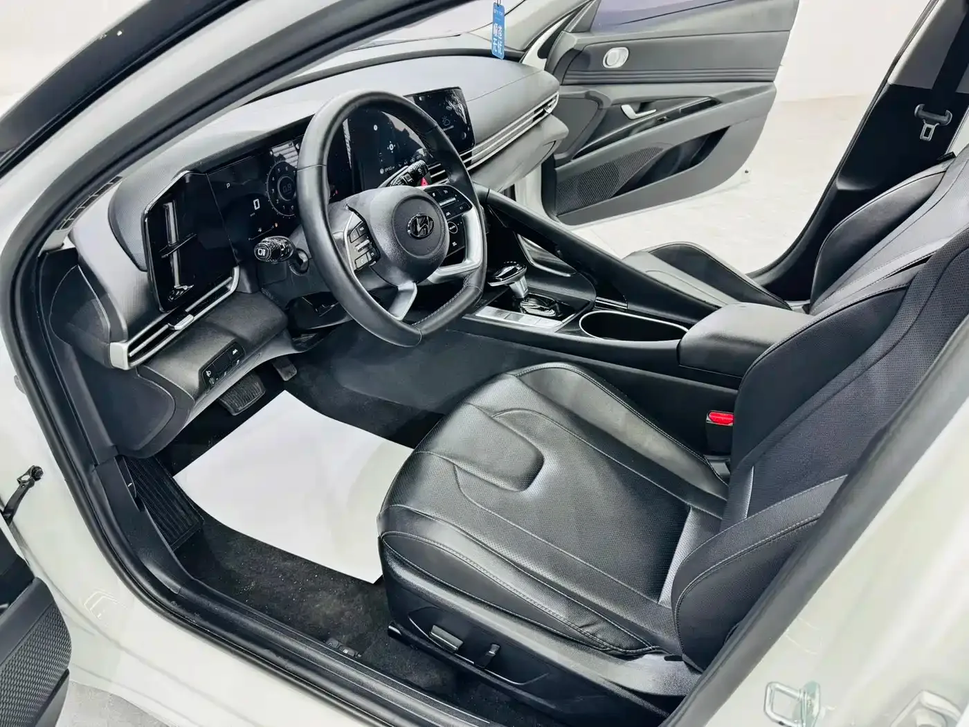 Hyundai Elantra 2022 1.5L CVT LUX Premium Edition — Фото автомобиля 7