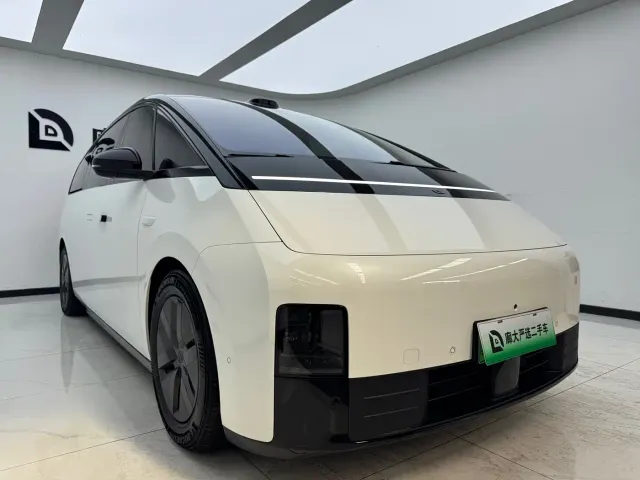 Li Auto MEGA — Фото автомобиля 3