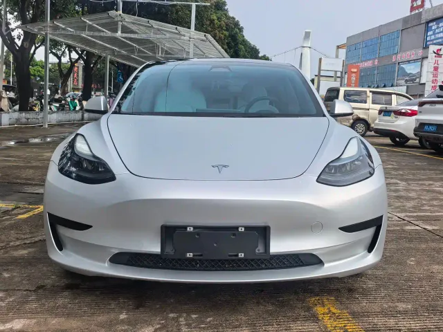Tesla Model 3 — Фото автомобиля 2