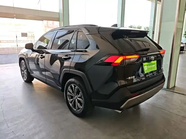 Toyota RAV4 — Фото автомобиля 4