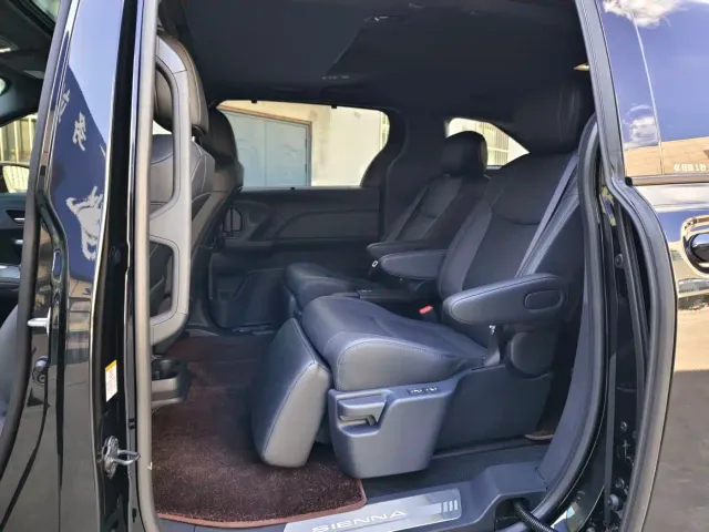 Toyota Sienna — Фото автомобиля 12