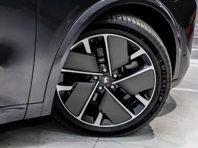 Li Auto L8 — Фото автомобиля 8