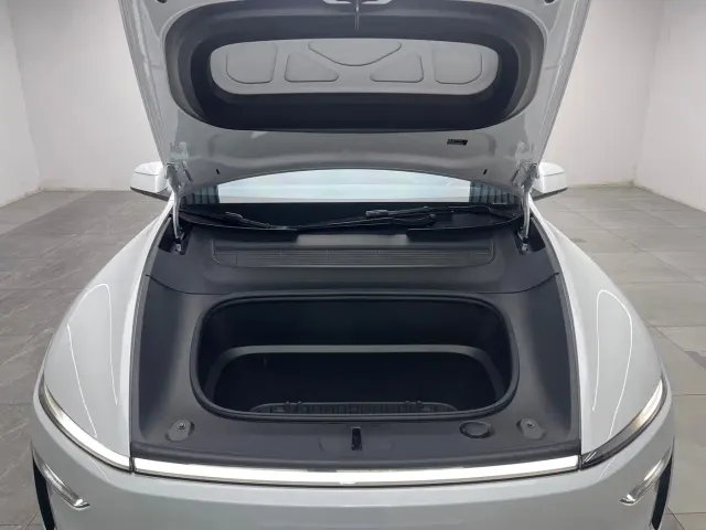 Tesla Model Y L — Фото автомобиля 9