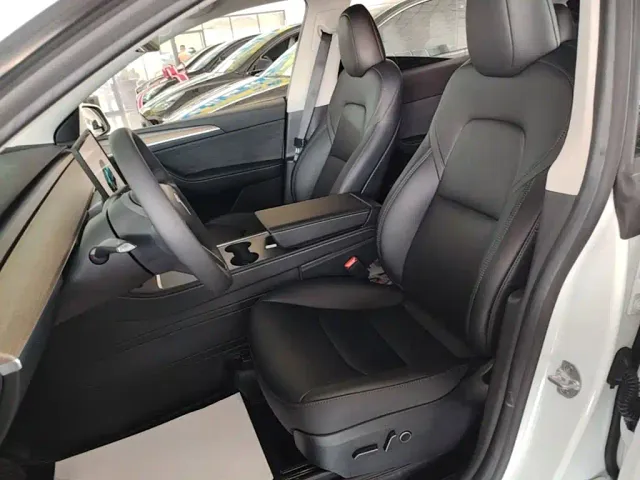 Tesla Model Y — Фото автомобиля 13
