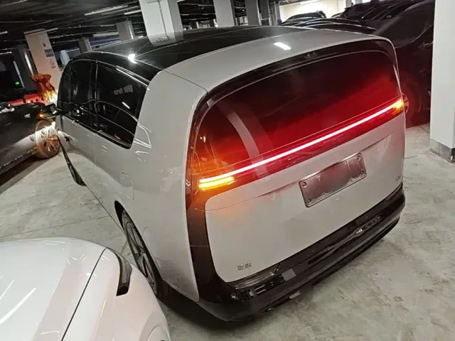 Li Auto MEGA — Фото автомобиля 4