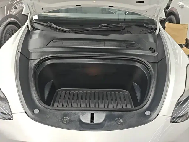 Tesla Model Y — Фото автомобиля 19