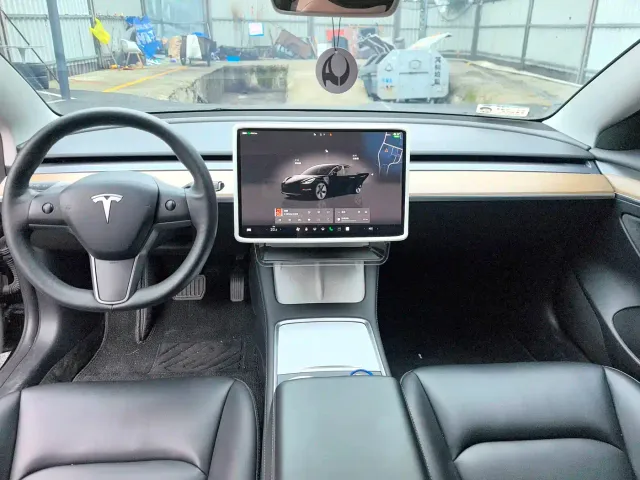 Tesla Model 3 — Фото автомобиля 5