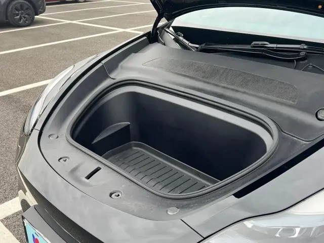 Tesla Model Y — Фото автомобиля 13