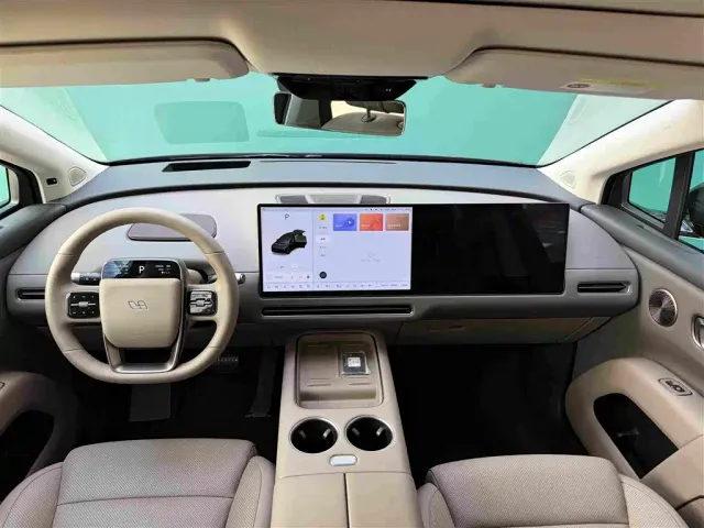 Li Auto i8 — Фото автомобиля 10
