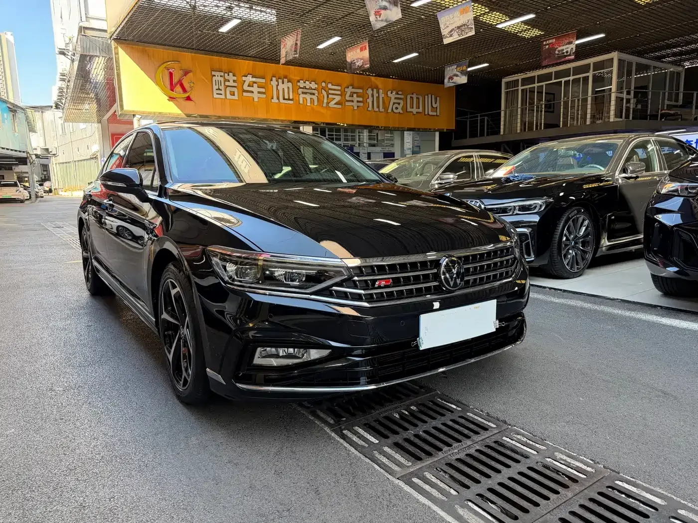 Volkswagen Magotan 2023 Model 2 Million Commemorative Edition 330TSI DSG Luxury — Фото автомобиля 4