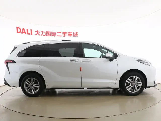 Toyota Sienna — Фото автомобиля 13