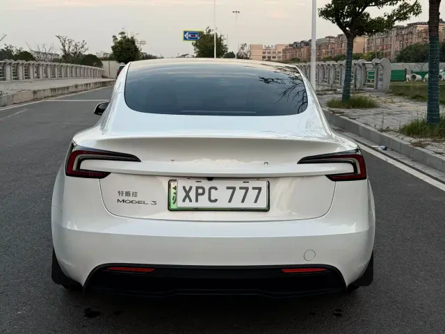 Tesla Model 3 — Фото автомобиля 13