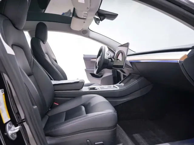 Tesla Model 3 — Фото автомобиля 26