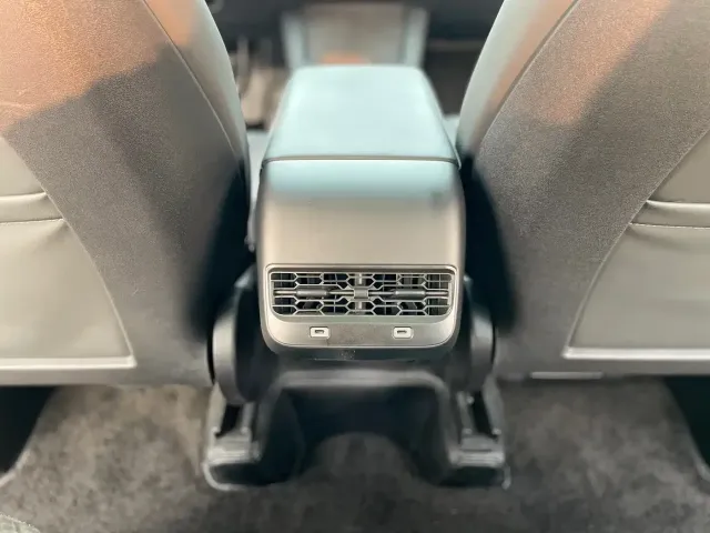 Tesla Model Y — Фото автомобиля 17