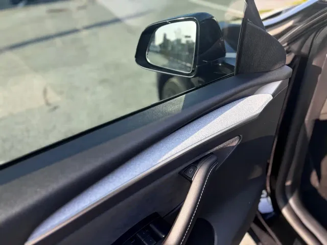 Tesla Model Y — Фото автомобиля 13