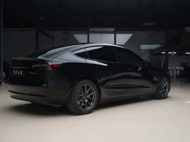 Tesla Model 3 — Фото автомобиля 7